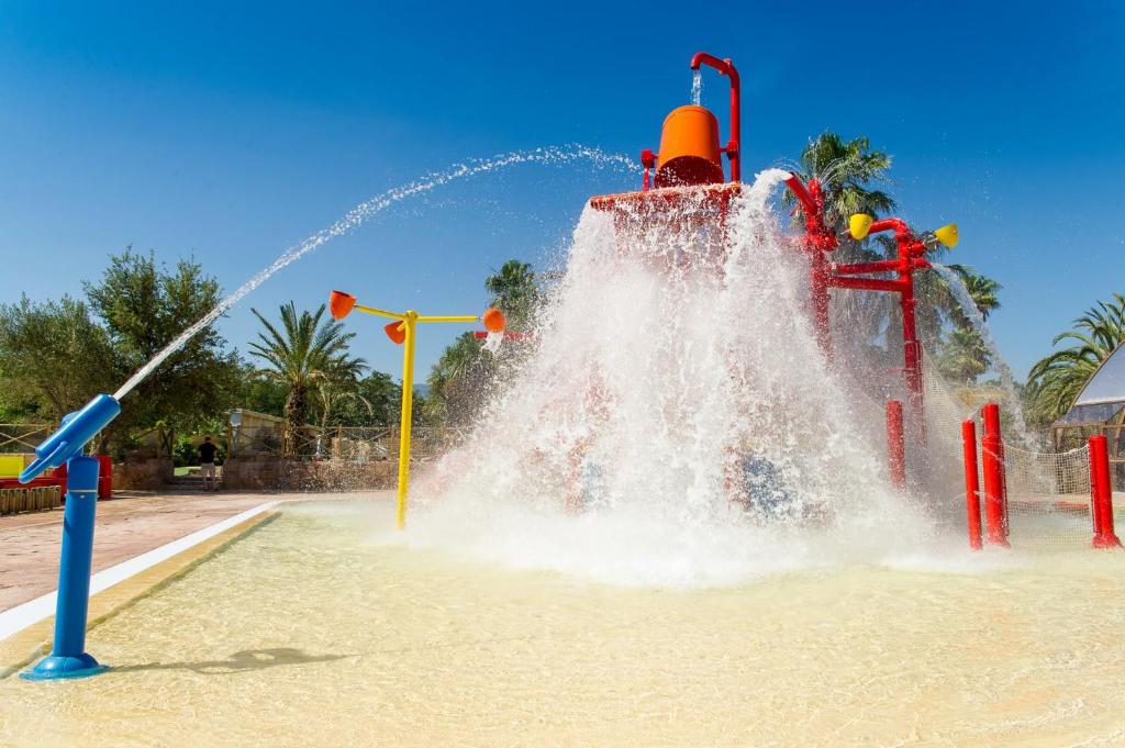 un parc aquatique avec une fontaine à eau dans l'établissement TopSun Argelès la Sirène Cottage3 40m2 Max 4 adultes et 2 des ses enfants inc bebe, à Argelès-sur-Mer
