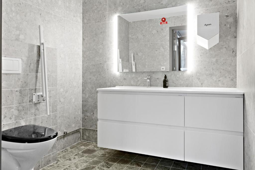 Best Western Hotel at 108 Image