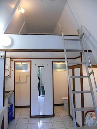 Cette chambre dispose de lits superposés et d'une échelle. dans l'établissement La Francesca Sud un villaggio"glamping", à Scario