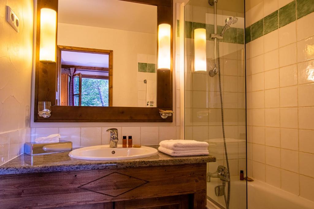 une salle de bain avec un lavabo, une douche et un miroir dans l'établissement L'Ekrin des Arcs - Arc 1950 Le Village - Duplex 6-8 pers, à Arc 1950