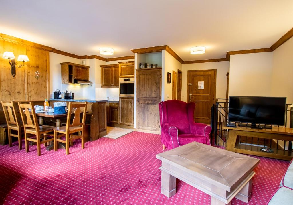 un salon avec une table et une cuisine dans l'établissement L'Ekrin des Arcs - Arc 1950 Le Village - Duplex 6-8 pers, à Arc 1950 32 autres photos