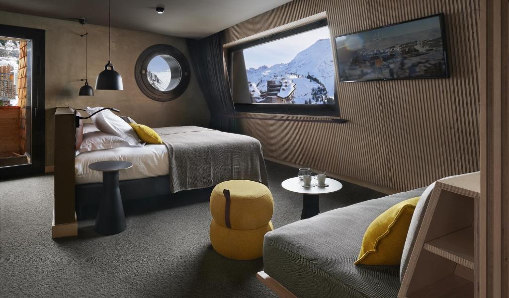 une chambre avec un lit, une fenêtre et un canapé dans l'établissement Hôtel MiL8, à Avoriaz 37 autres photos