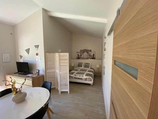 une chambre avec un lit, un bureau et une table dans l'établissement La désirée'ade, à Roquebrune-sur Argens 37 autres photos