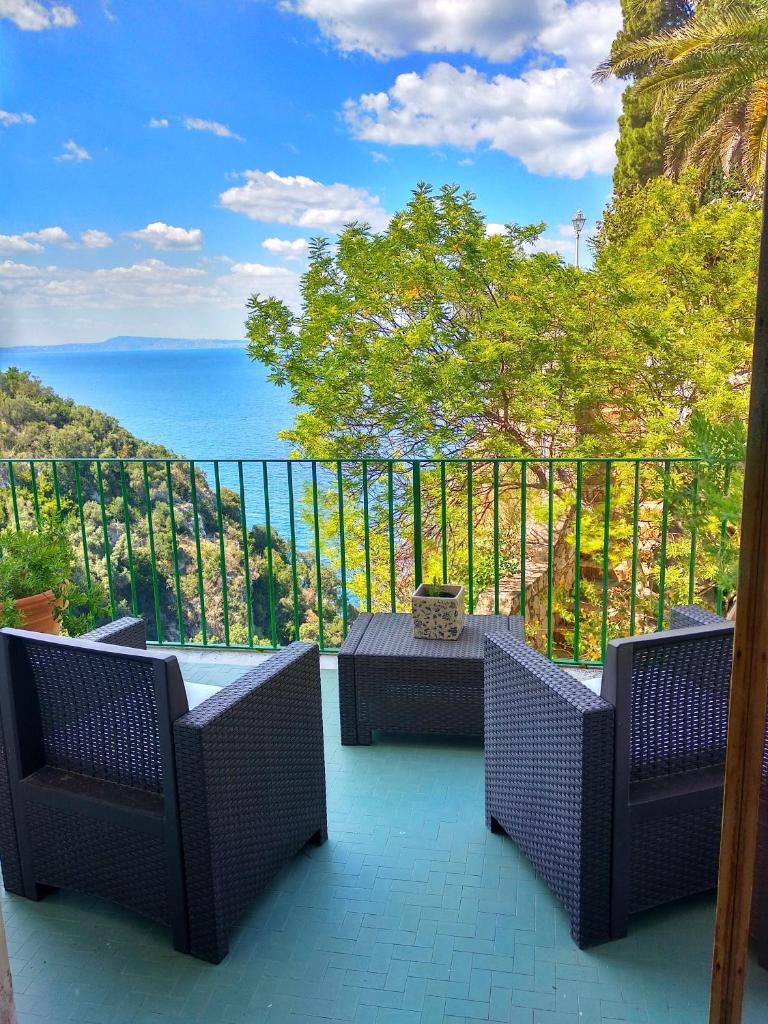 un balcon avec deux chaises et une vue sur l'océan dans l'établissement Hotel Desiree, à Sorrente