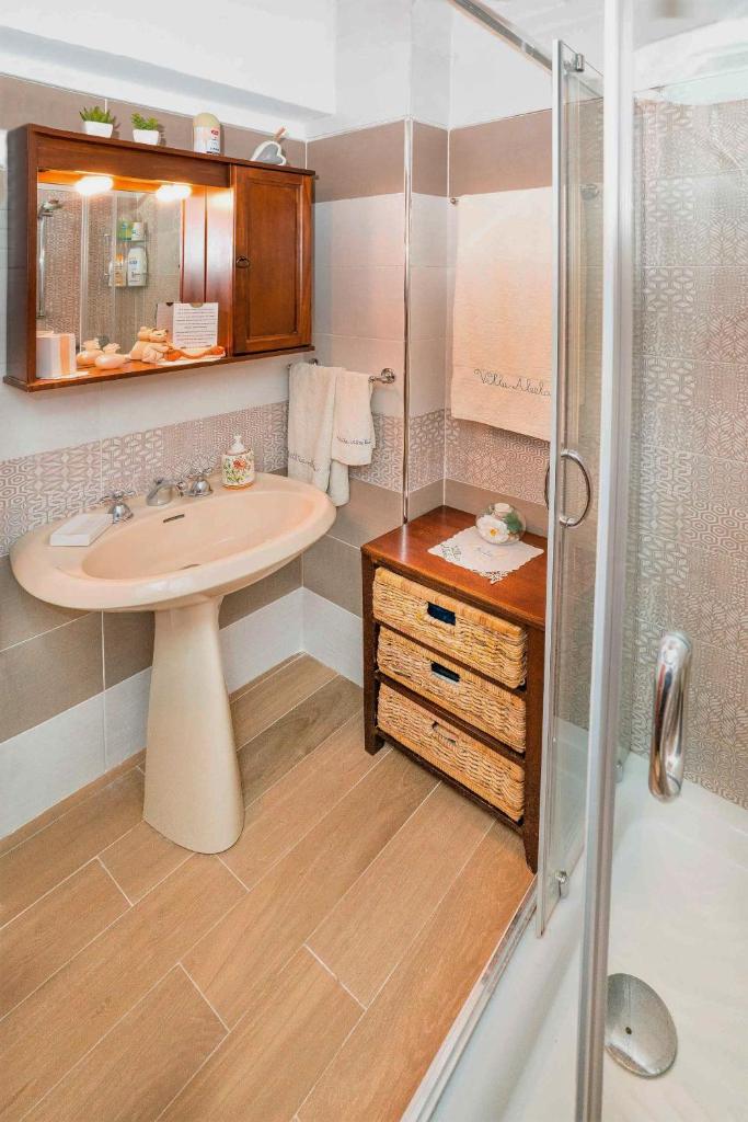 une salle de bain avec un lavabo et une douche dans l'établissement Villa Alecla - Sea Villa near Taormina, à SantʼAlessio Siculo