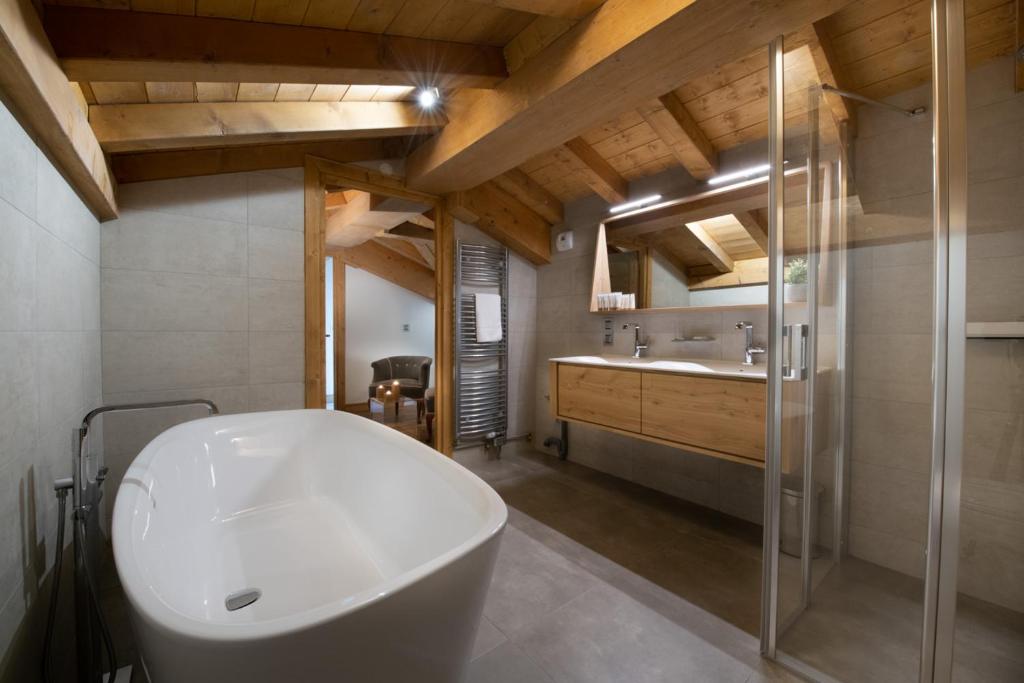 une salle de bain avec une baignoire blanche et un lavabo dans l'établissement Annapurna by Alpine Resorts, aux Gets