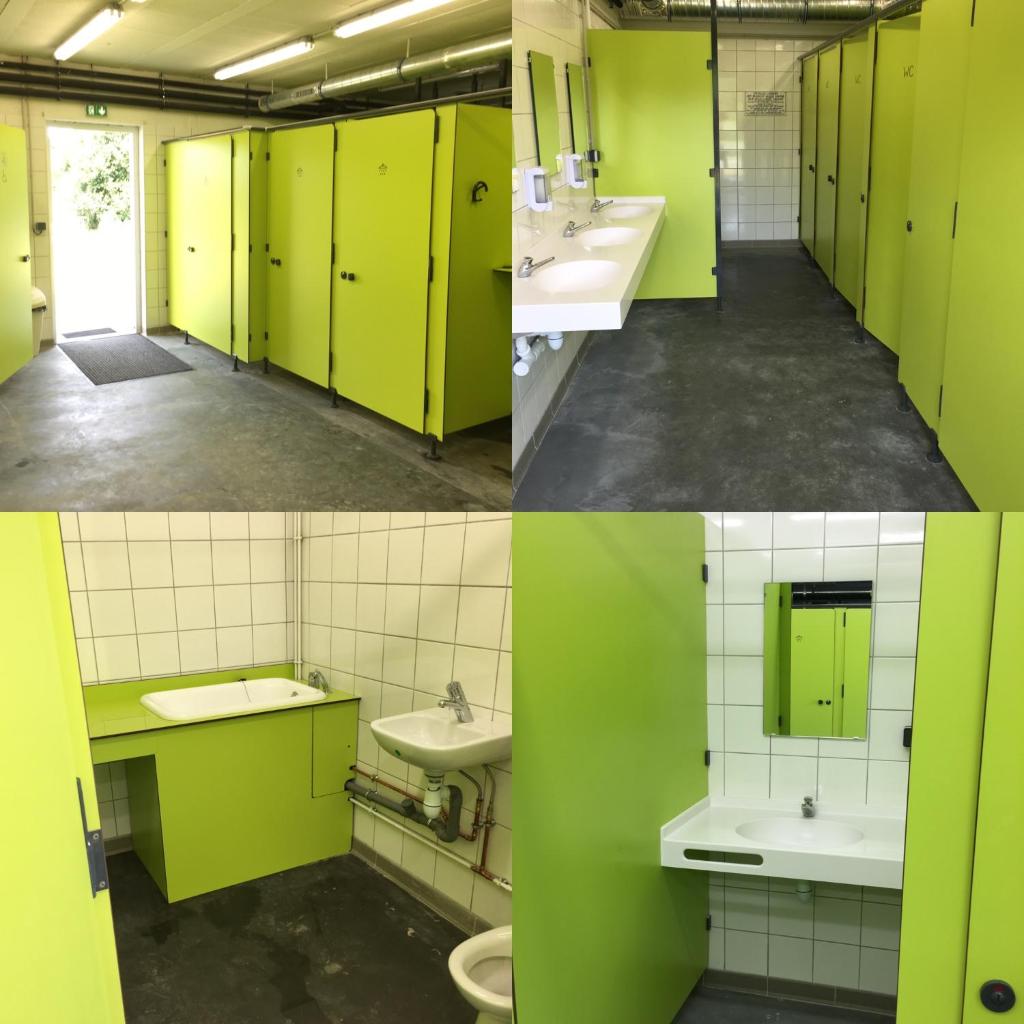 deux photos d'une salle de bain avec des armoires et des lavabos verts dans l'établissement O2 Camping, à Longueville