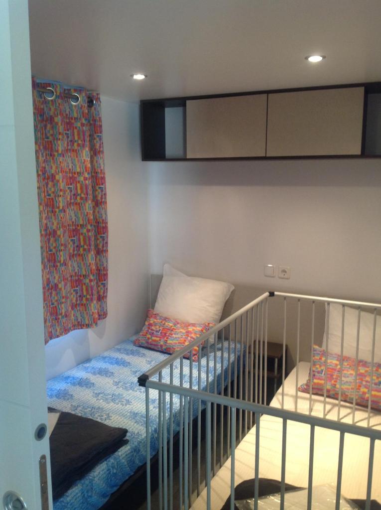 une chambre avec un lit superposé et un escalier dans l'établissement TopSun Argelès Camping La Sirène 2 bedroom 25m2 max 4 personnes Inc bebe pas d'enfants sans parents, à Argelès-sur-Mer