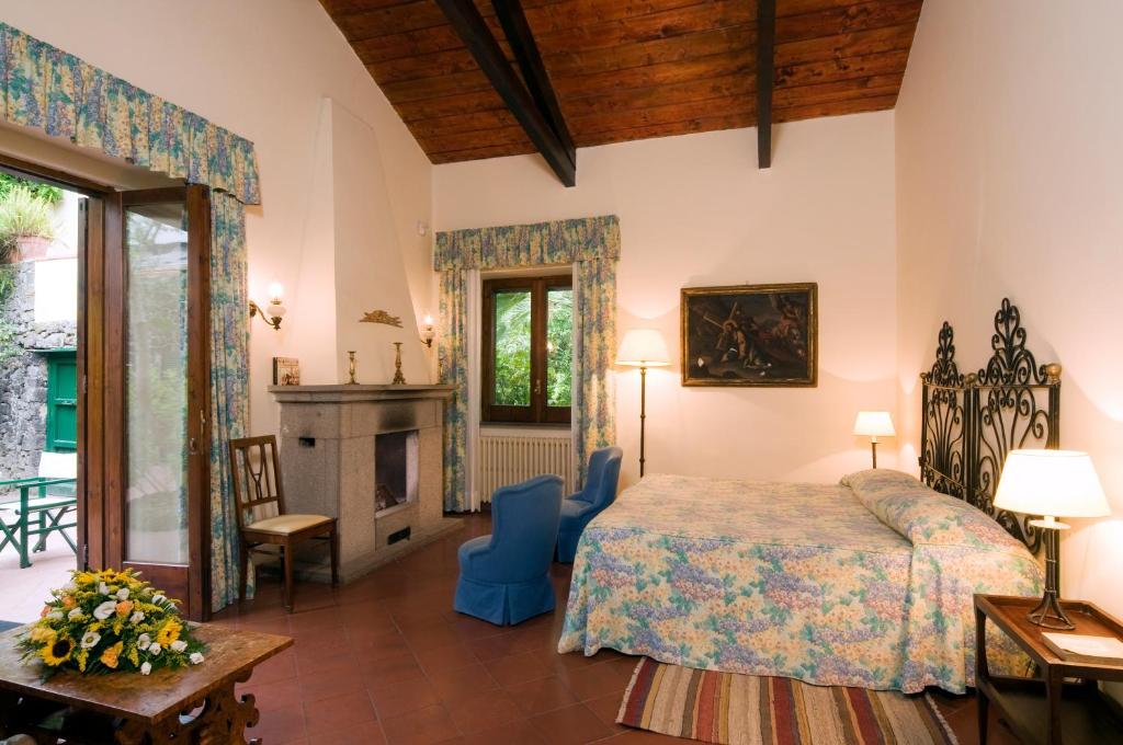 une chambre avec un lit et une cheminée dans l'établissement Hotel La Villarosa Terme, à Ischia
