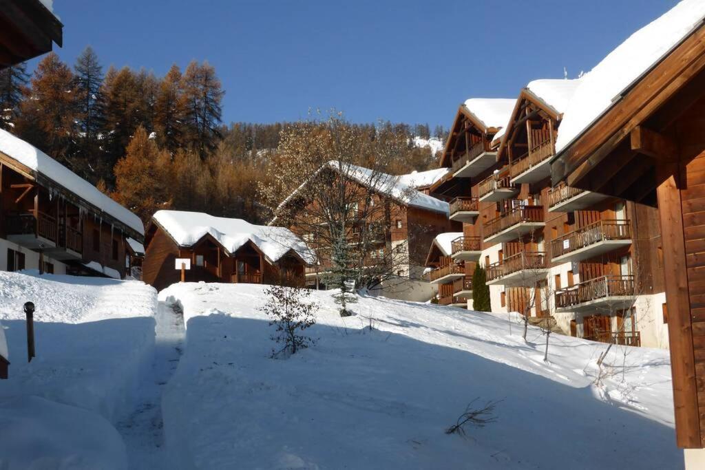 une cour couverte de neige devant un bâtiment dans l'établissement APPARTEMENT PUY SAINT VINCENT ALPES DU SUD été - hiver, à Puy-Saint-Vincent