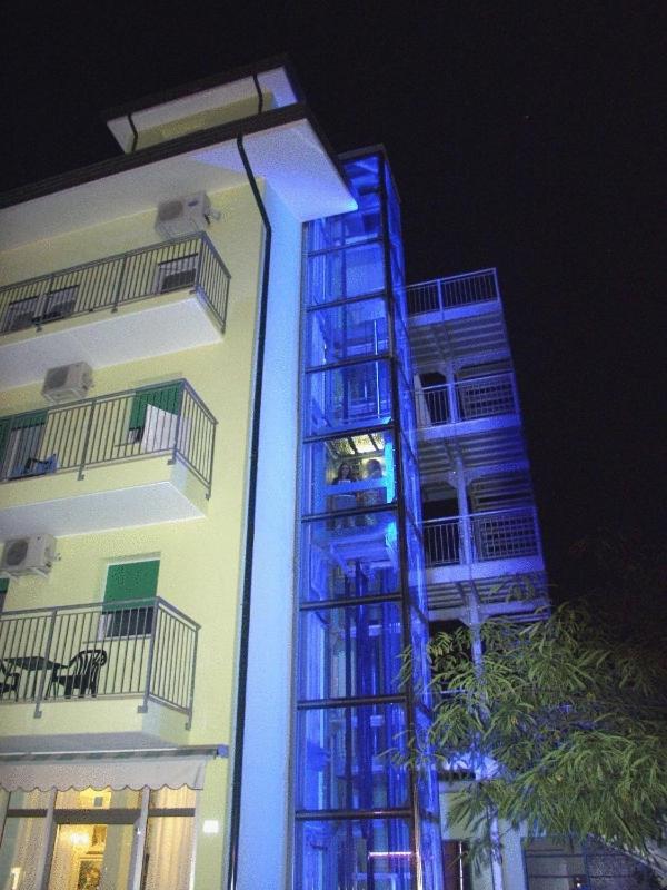 un bâtiment avec des lumières bleues sur le côté dans l'établissement Hotel Da Giovanna, à Lignano Sabbiadoro