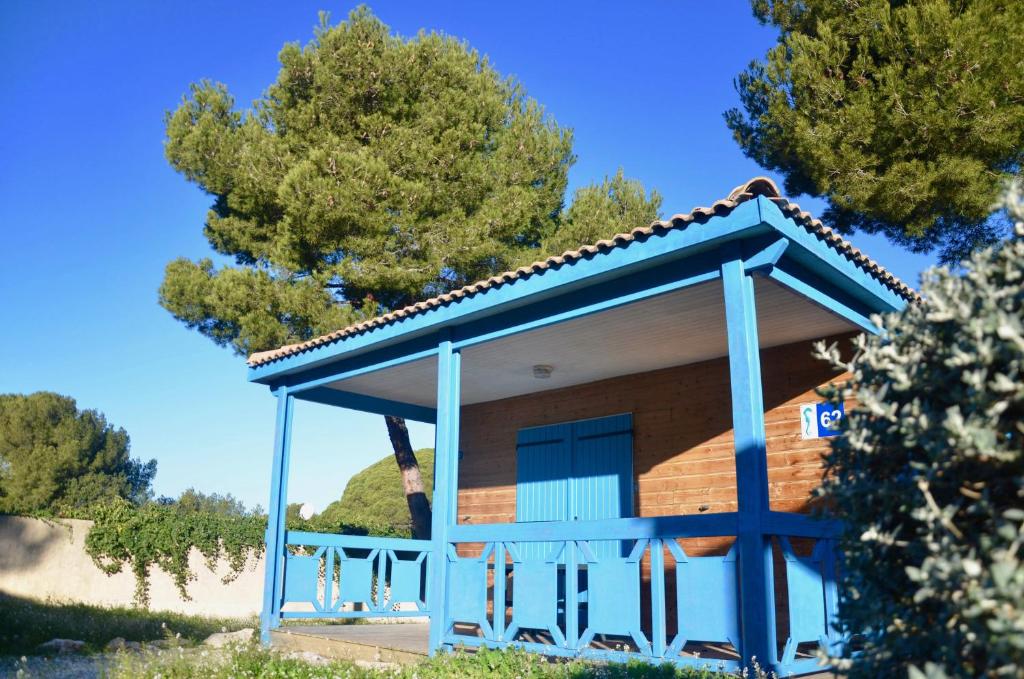 une petite maison avec un toit bleu dans l'établissement Martigues, les Chalets de la Mer ****, à Martigues