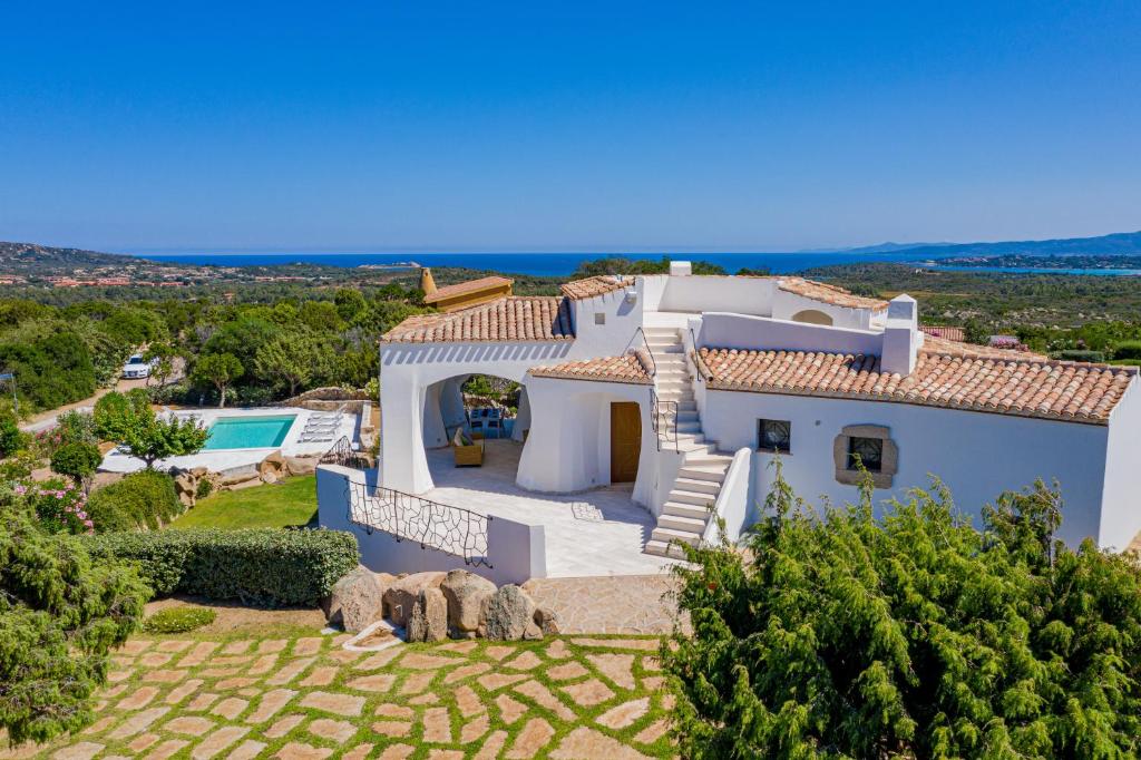 une image d'une villa avec vue sur l'océan dans l'établissement Villa Adele, con piscina a 700 mt dal mare, à Monte Petrosu