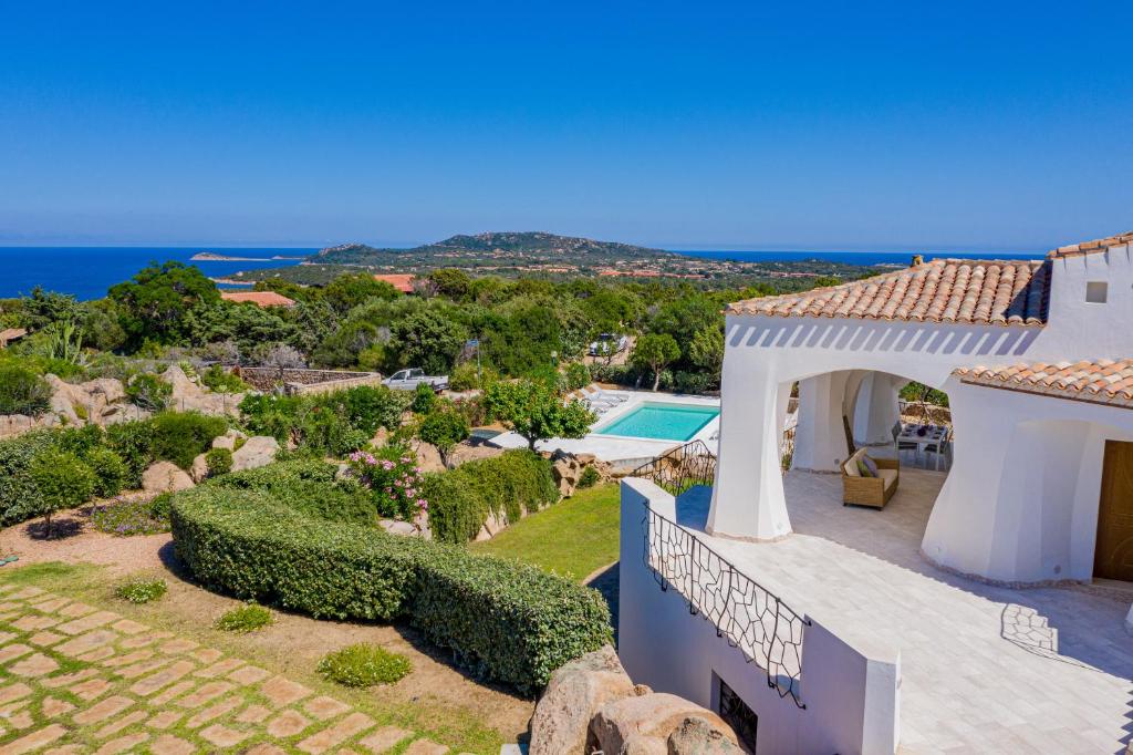 une maison avec vue sur l'océan dans l'établissement Villa Adele, con piscina a 700 mt dal mare, à Monte Petrosu