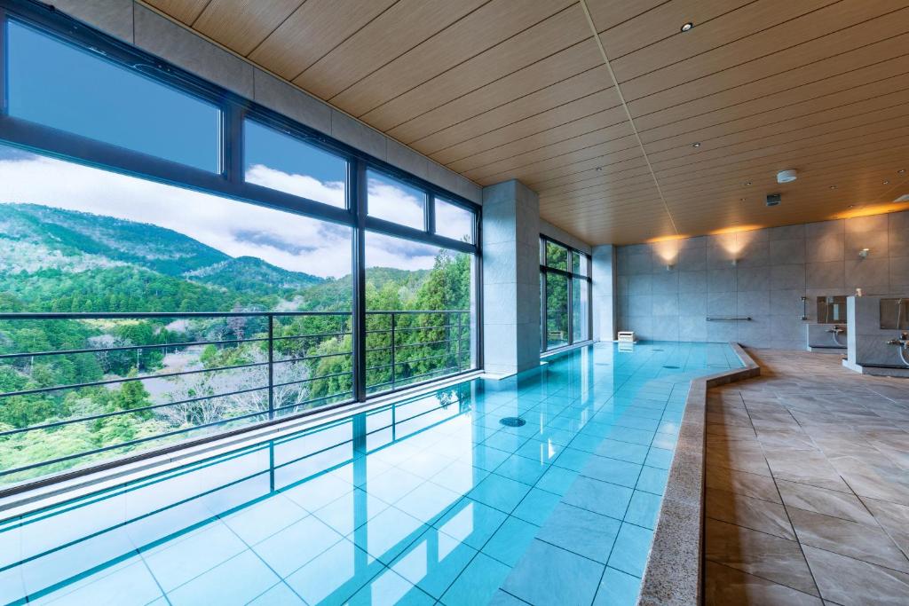 Cette grande chambre offre une vue sur la montagne. dans l'établissement Ryokan Nenrinbo, à Kyoto