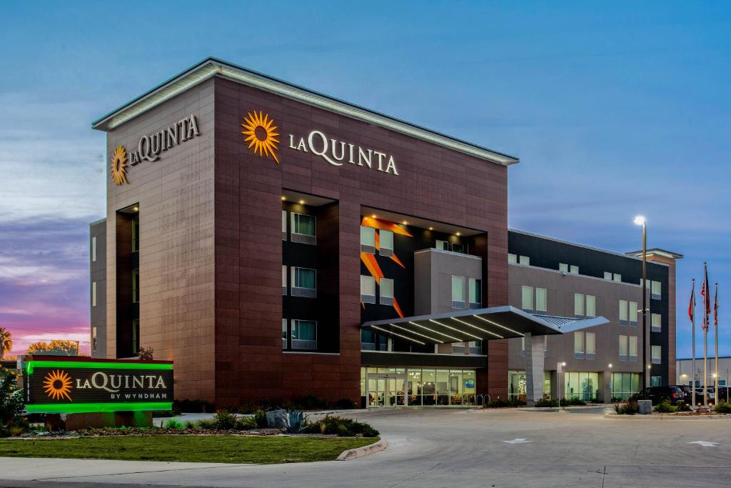La Quinta by Wyndham San Antonio Alamo City Image