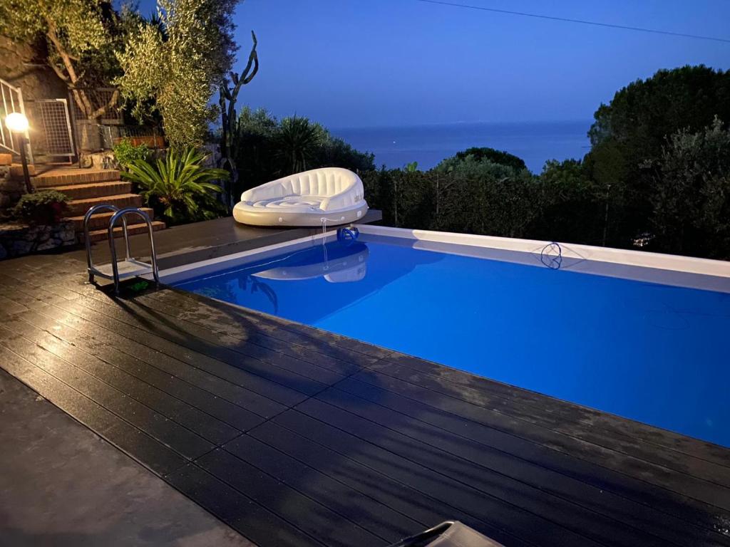 - une piscine avec une baignoire installée sur une terrasse en bois dans l'établissement Il Casale, à Formia