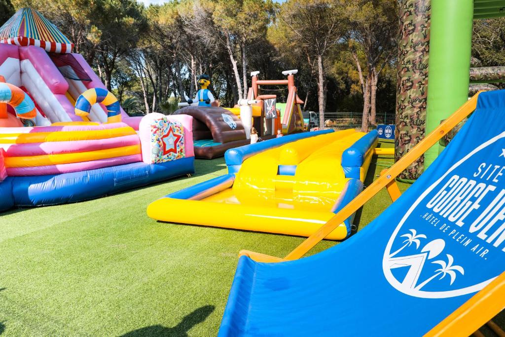 une aire de jeux pour enfants avec un toboggan gonflable coloré. dans l'établissement Camping Site de Gorge Vent, à Fréjus