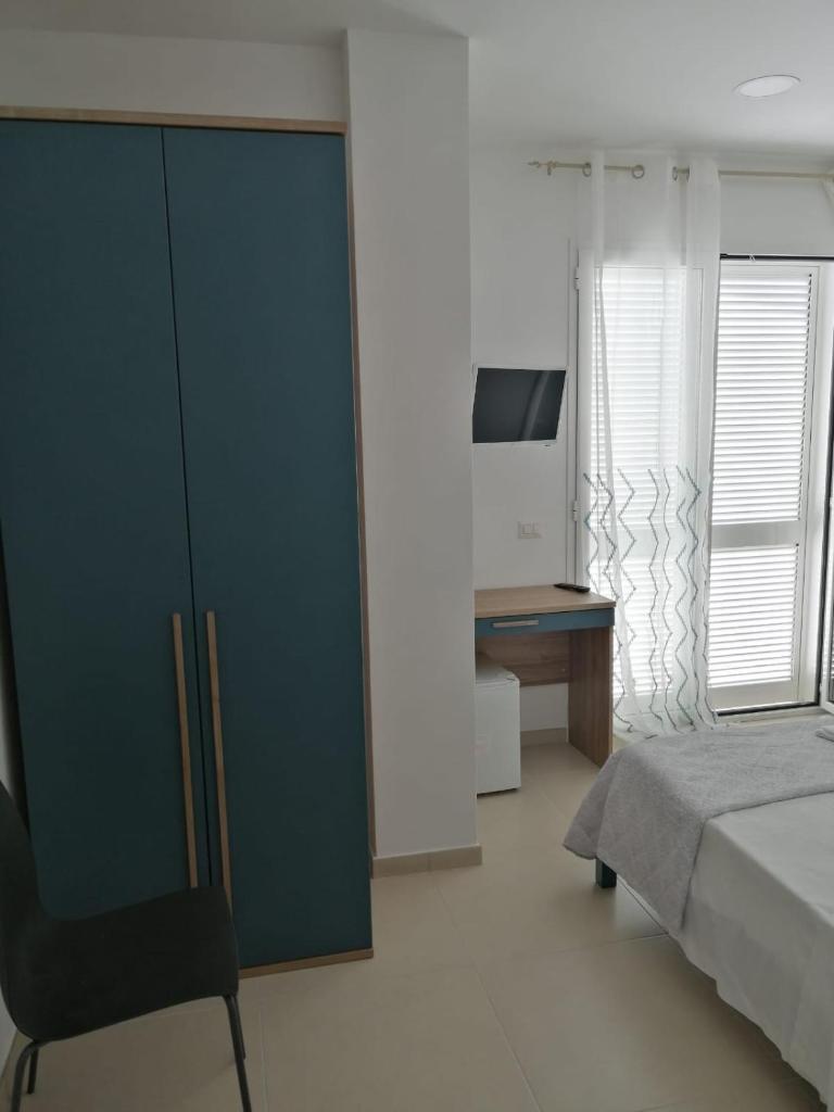 une chambre avec un lit, une chaise et un bureau dans l'établissement Hotel Tirreno Formia, à Formia