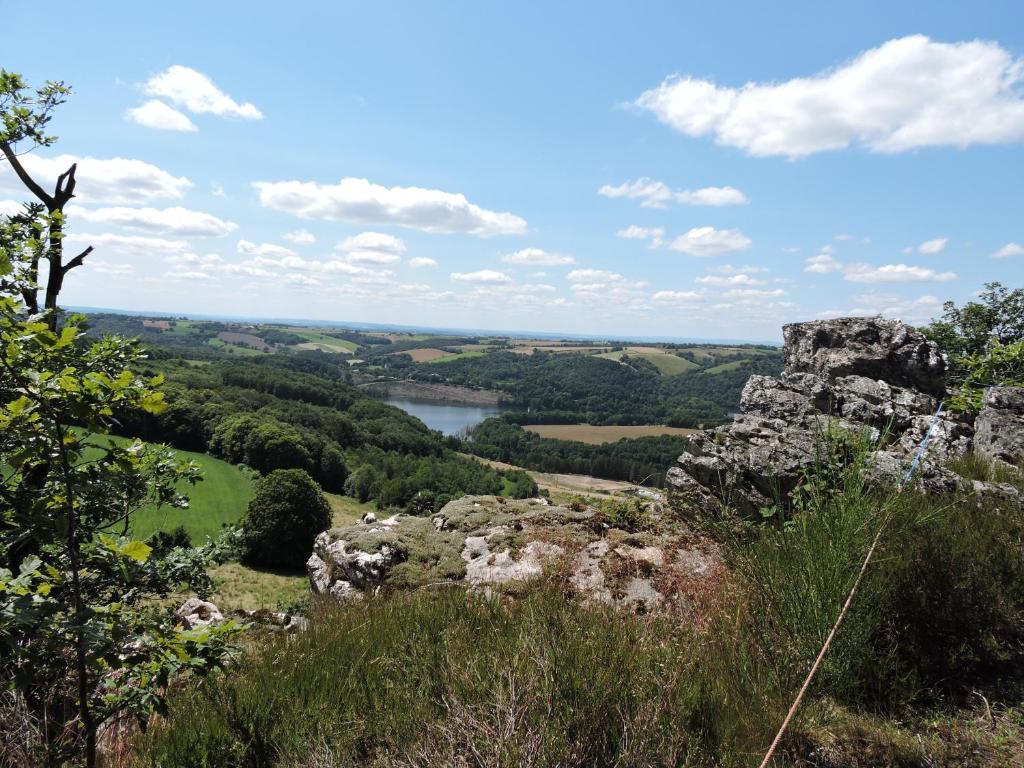 - une vue depuis le sommet d'une colline avec une rivière et des arbres dans l'établissement Yourte mongole, à Mont-Roc