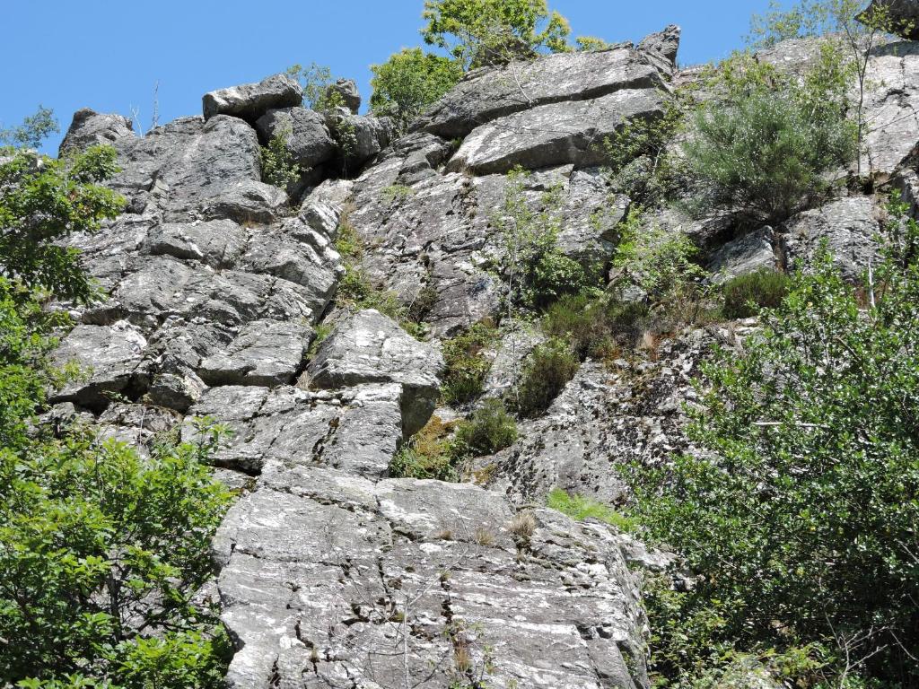 Une montagne rocheuse avec quelques plantes sur elle dans l'établissement Yourte mongole, à Mont-Roc 6 autres photos