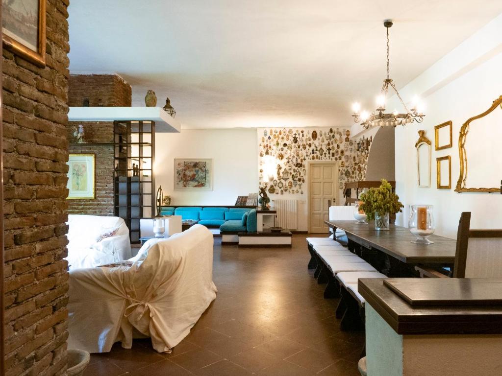 un salon avec un canapé et une table dans l'établissement Il palmento, à Santa Venerina