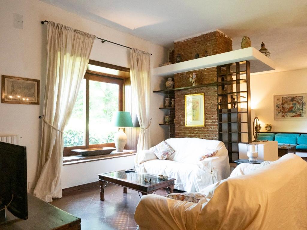 - un salon avec un canapé blanc et une fenêtre dans l'établissement Il palmento, à Santa Venerina 57 autres photos