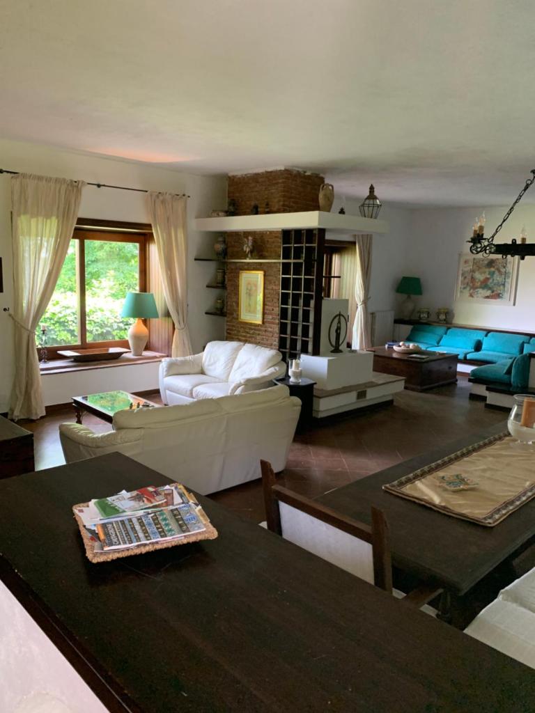 un salon avec un canapé et une table dans l'établissement Il palmento, à Santa Venerina