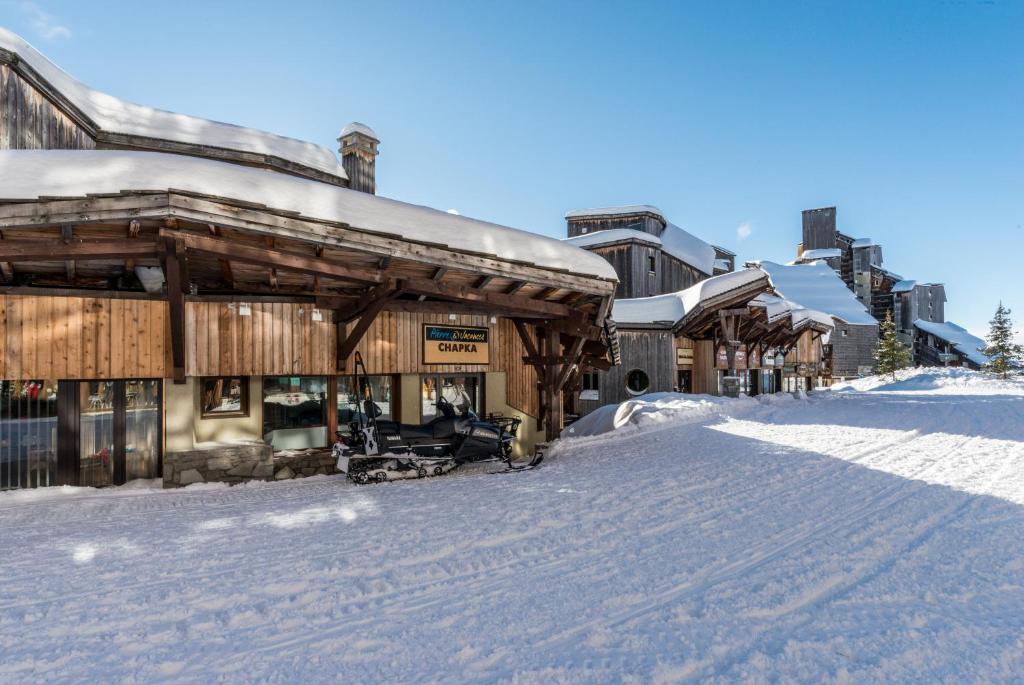 un bâtiment dans la neige avec une rue enneigée dans l'établissement Avoriaz cocooning, à Avoriaz
