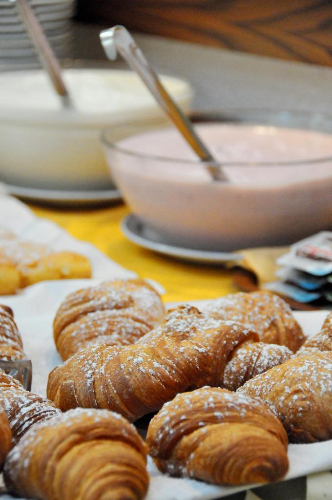 un tas de beignets posés sur une table dans l'établissement Hotel Villa Rodriguez, à Capoliveri