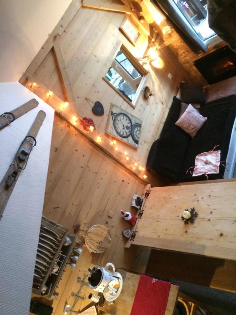 - une vue sur le plafond d'une chambre dotée d'un mur en bois dans l'établissement Avoriaz cocooning, à Avoriaz
