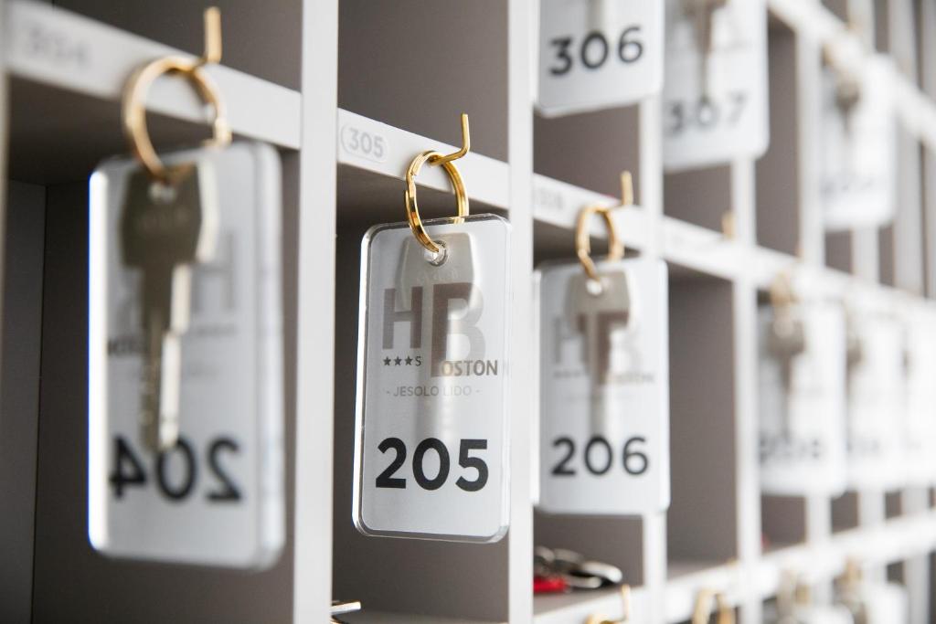 une rangée de thermomètres suspendus sur un mur dans l'établissement Hotel Boston 3 Stelle Superior Frontemare, à Lido di Jesolo