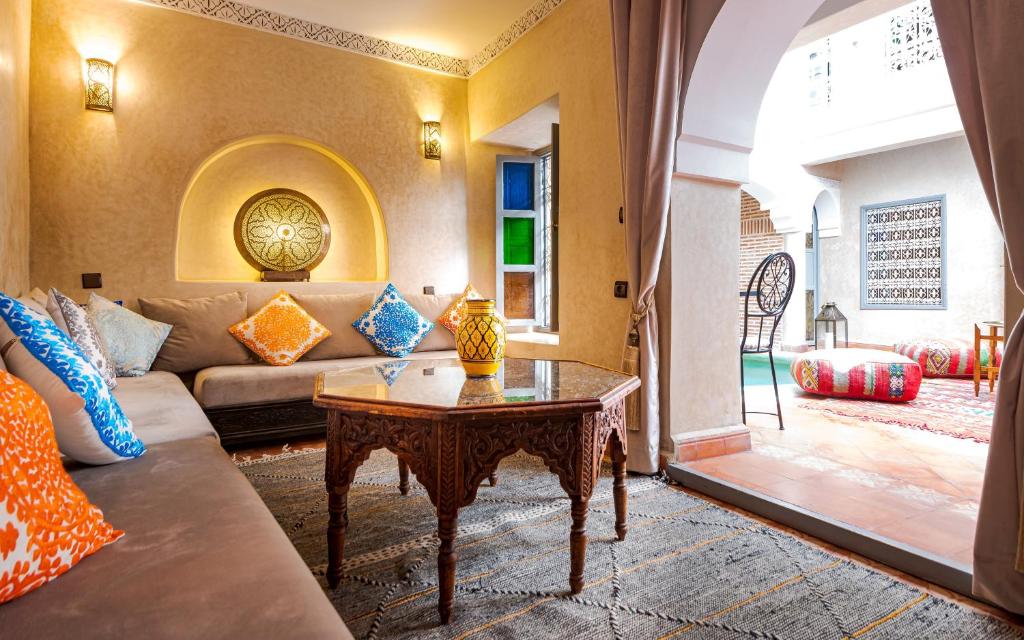 un salon avec un canapé et une table dans l'établissement Dar Picolina, à Marrakech