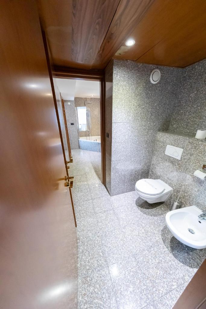 Goldstar Apartments & Suites 8