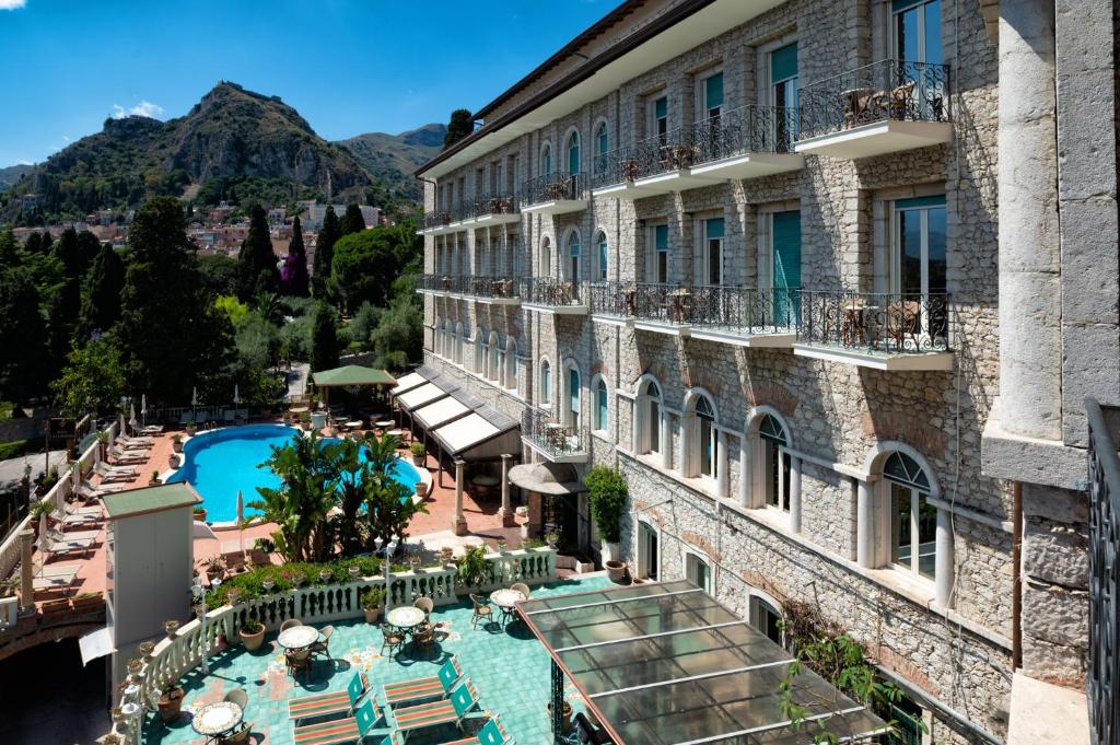 - une vue sur un hôtel avec une piscine dans l'établissement Taormina Park Hotel, à Taormine