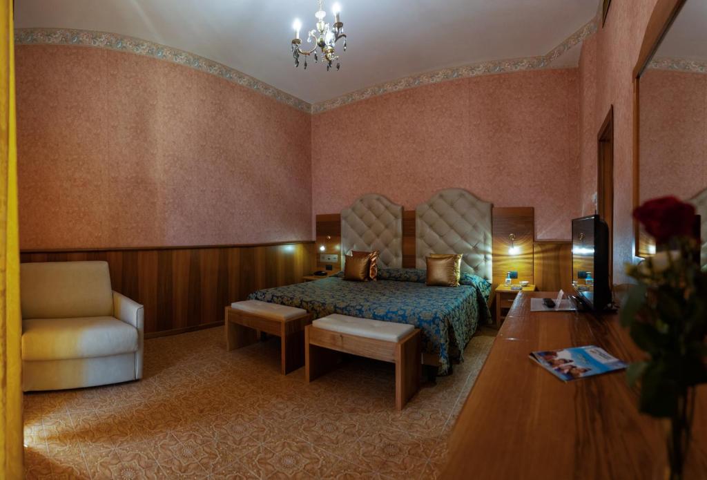 une chambre d'hôtel avec un lit et une chaise dans l'établissement Taormina Park Hotel, à Taormine 77 autres photos