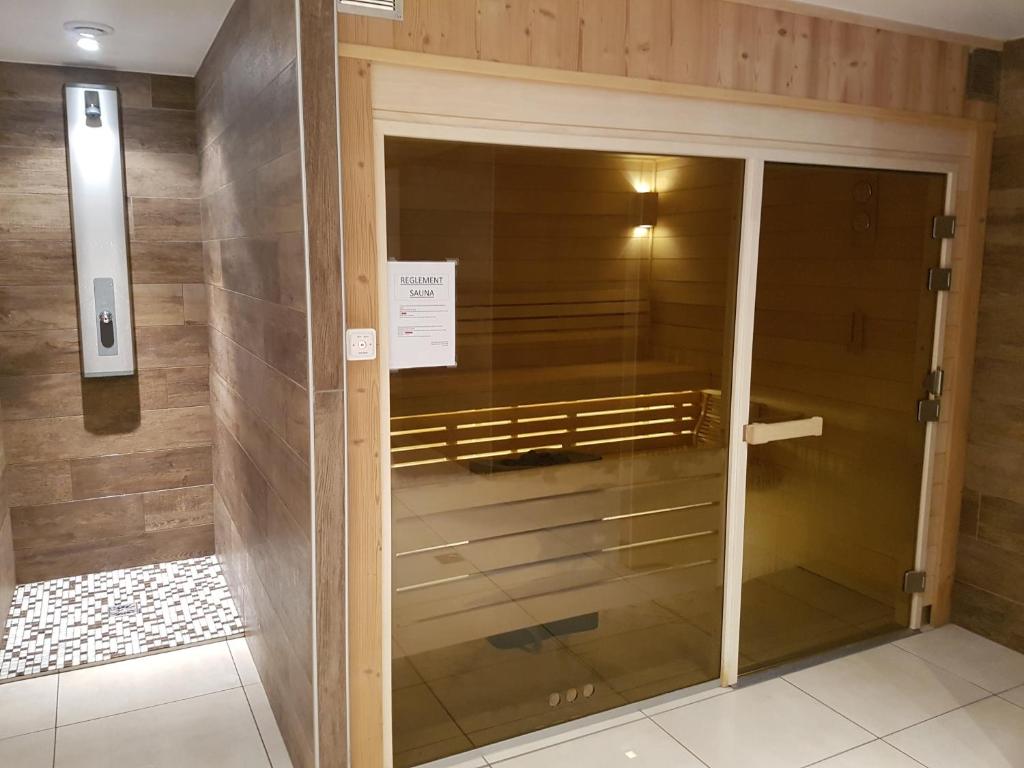 - un dressing avec une porte en verre dans l'établissement Appartement Le Pic Blanc, à Oz