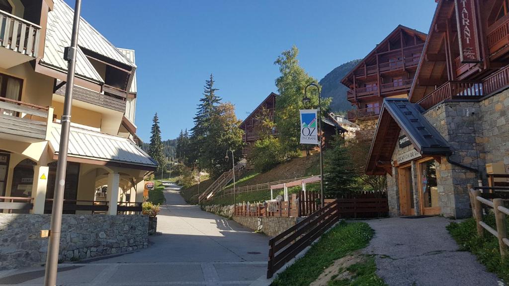 une rue dans un village avec des bâtiments et un panneau dans l'établissement Appartement Le Pic Blanc, à Oz