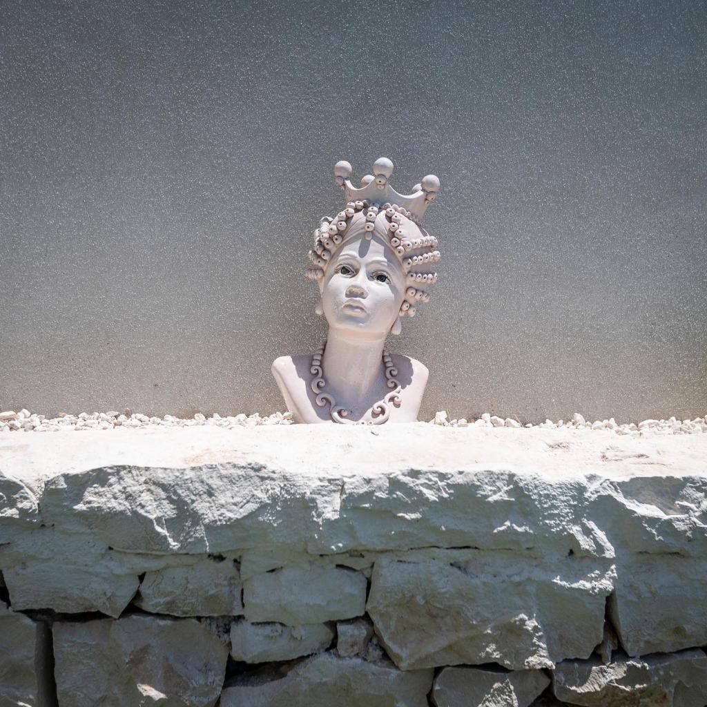 une statue d'une femme avec couronne sur la tête dans l'établissement Koreble In Disco, à Marina di Ragusa