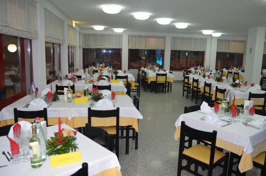 une salle de banquet avec des tables blanches et des chaises jaunes dans l'établissement Hotel Palmarosa, à Roseto degli Abruzzi 43 autres photos