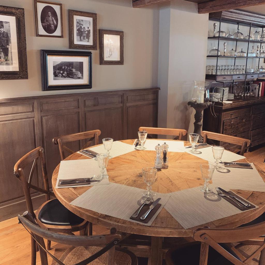 - une table en bois avec des verres à vin dans l'établissement L'Annexe, à Val dʼIsère 32 autres photos