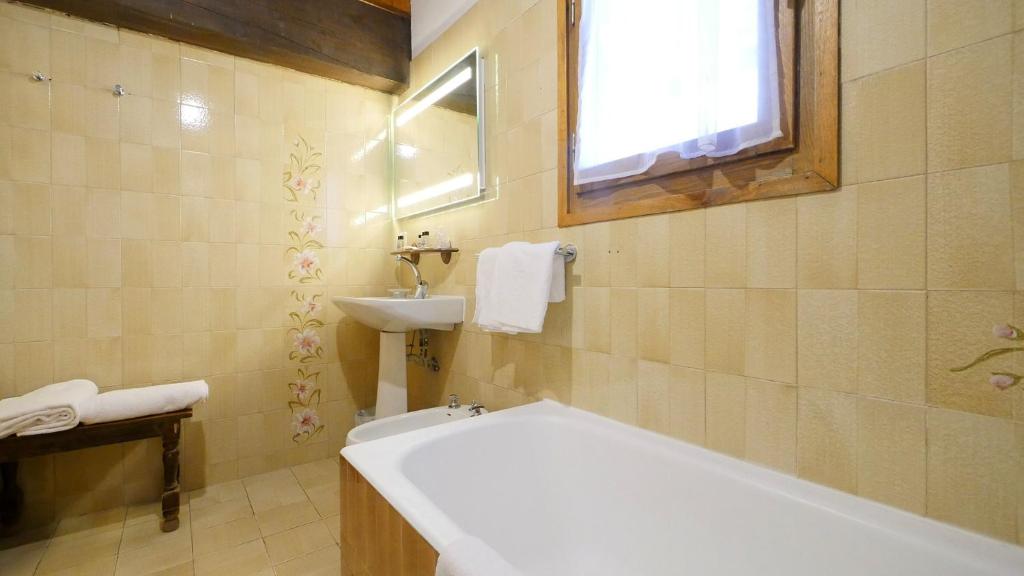 une salle de bain avec une baignoire et un lavabo dans l'établissement L'Annexe, à Val dʼIsère