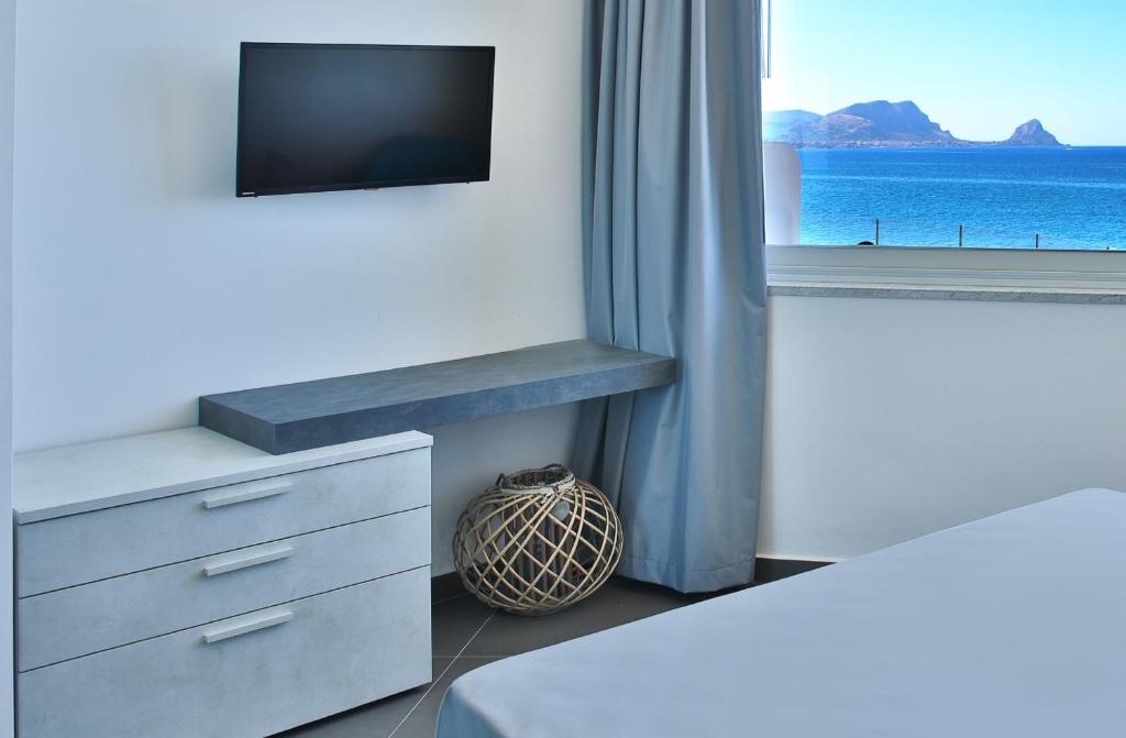 Il comprend un salon doté d'une télévision et d'une fenêtre. dans l'établissement Hotel Sporting Club, à Altavilla Milicia