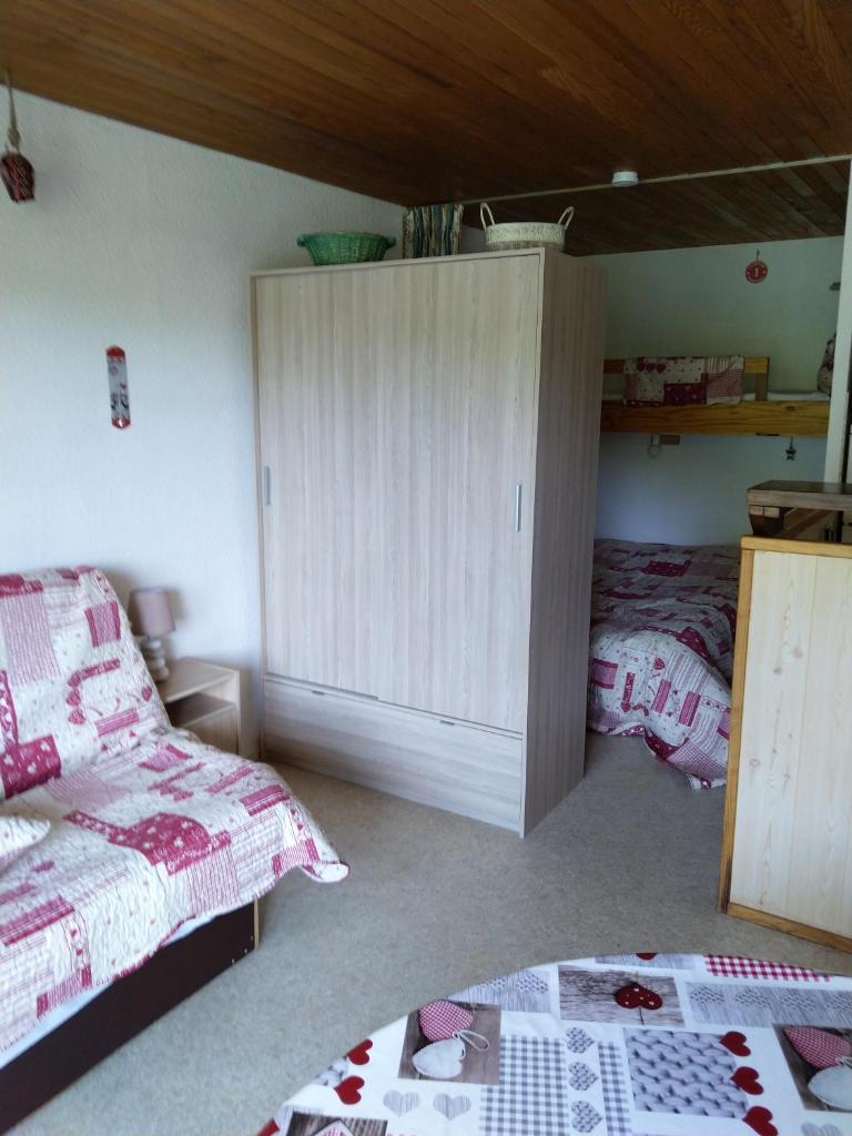 - une chambre avec 2 lits et une armoire dans l'établissement Corbier centre Vostok 32m2 balcon Sud vue pistes Classé Tourisme, au Corbier