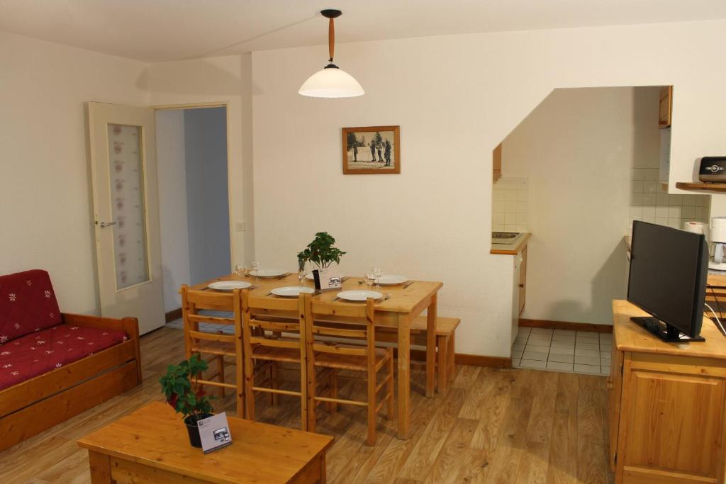 - un salon avec une table à manger et un canapé dans l'établissement Résidence Saboia B13 Clés Blanches Courchevel, à Courchevel