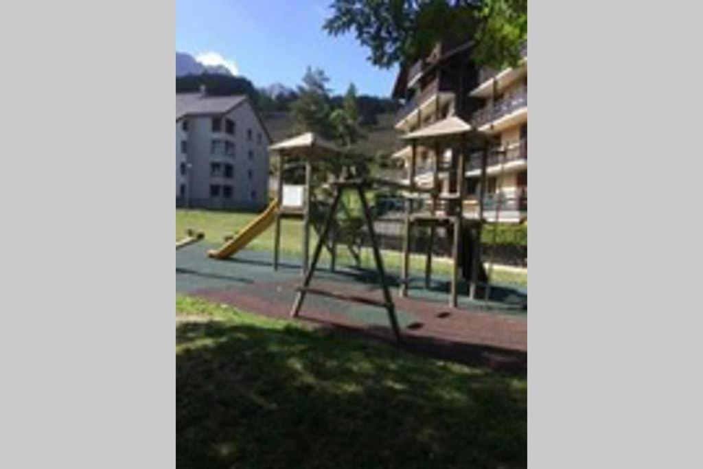 une aire de jeux avec un toboggan dans un parc dans l'établissement Petit studio mansardé 18 m2 avec piscine gratuite, à Gresse-en-Vercors