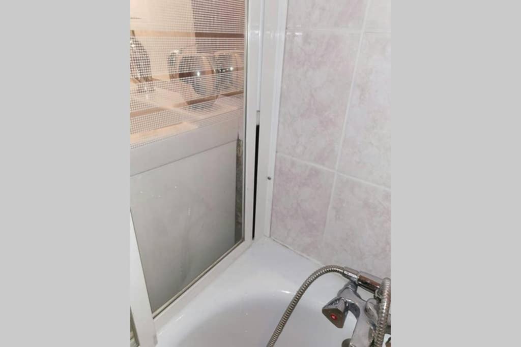 La salle de bains est pourvue d'une douche et d'une baignoire. dans l'établissement Petit studio mansardé 18 m2 avec piscine gratuite, à Gresse-en-Vercors 19 autres photos