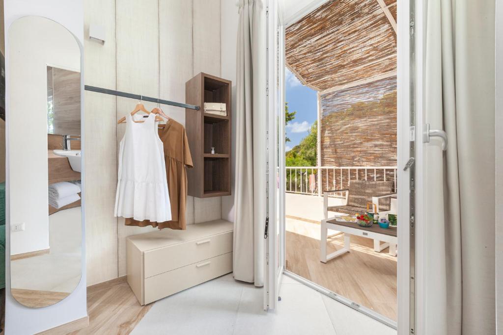 - un dressing avec une porte menant à un balcon dans l'établissement Il Cefalo Hotel & Restaurant, à Castellabate