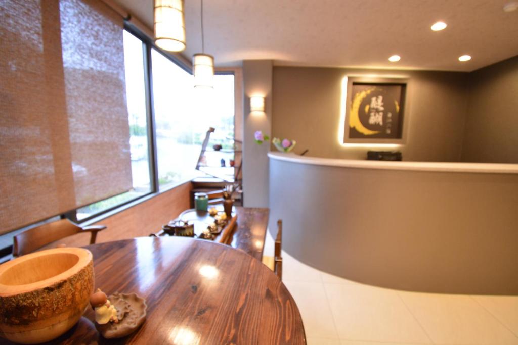 une salle à manger avec une table et une grande fenêtre dans l'établissement Shirahama no Yado Daigo, à Shirahama