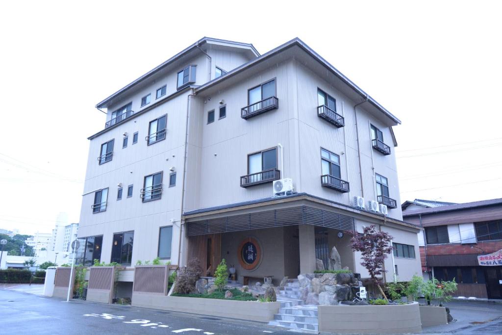 un bâtiment blanc dans une rue avec dans l'établissement Shirahama no Yado Daigo, à Shirahama